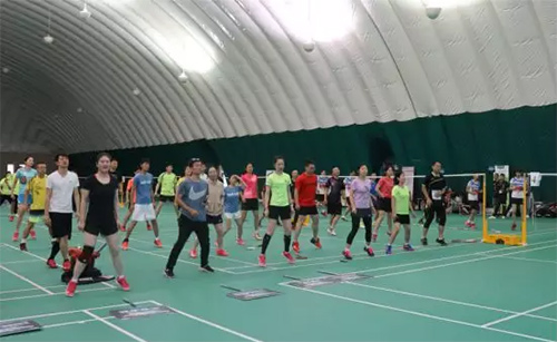 3全體參賽人員在專業(yè)教練的帶領(lǐng)下做賽前熱身運(yùn)動.jpg