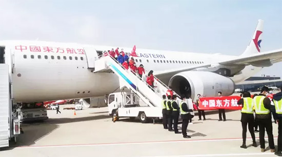 4中國東方航空工作人員迎接載譽(yù)歸來的逆行英雄.jpg